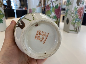 Quatre porte-chapeaux et un vase en porcelaine de Chine qianjiang cai, 19/20&egrave;me