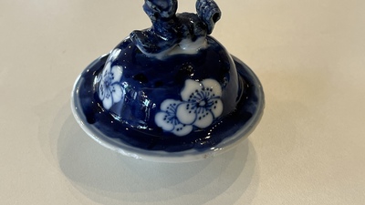 Een Chinees blauw-wit kaststel van vijf vazen, Kangxi merk, 19e eeuw
