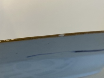 Plat en porcelaine de Chine en bleu et blanc &agrave; d&eacute;cor de deux dames dans un jardin, Yongzheng