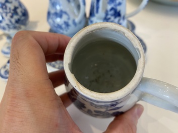 Rare ensemble de deux verseuses et deux saupoudroirs sur support en porcelaine de Chine en bleu et blanc, Qianlong