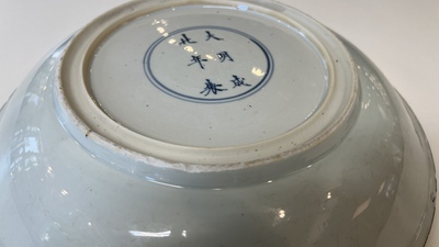 Plat en porcelaine de Chine famille verte &agrave; d&eacute;cor de deux dragons, marque de Chenghua, Kangxi