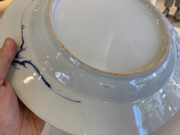 Plat en porcelaine de Chine en bleu et blanc &agrave; d&eacute;cor de deux dames dans un jardin, Yongzheng