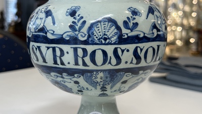 Een paar blauw-witte Engelse Delftware siroopkannen, wellicht Londen, vroeg 18e eeuw