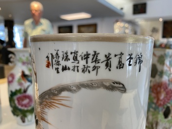 Quatre porte-chapeaux et un vase en porcelaine de Chine qianjiang cai, 19/20&egrave;me