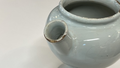 Een paar blauw-witte Engelse Delftware siroopkannen, wellicht Londen, vroeg 18e eeuw