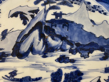Een paar Chinese blauw-witte schotels met berglandschappen, Kangxi