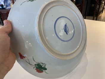 Plat en porcelaine de Chine famille verte &agrave; d&eacute;cor de qilins et de ph&eacute;nix, Kangxi