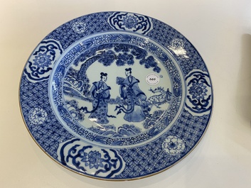 Plat en porcelaine de Chine en bleu et blanc &agrave; d&eacute;cor de deux dames dans un jardin, Yongzheng