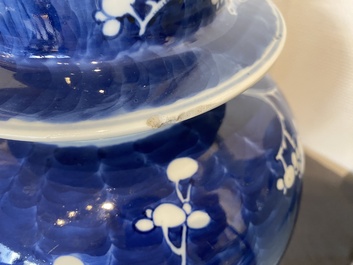 Deux vases et une jardini&egrave;re en porcelaine de Chine en bleu et blanc, 19&egrave;me