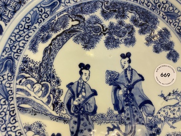 Plat en porcelaine de Chine en bleu et blanc &agrave; d&eacute;cor de deux dames dans un jardin, Yongzheng