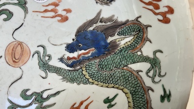 Een Chinese famille verte 'draken' schotel, Chenghua merk, Kangxi