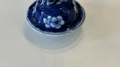 Garniture de cinq vases en porcelaine de Chine en bleu et blanc, marque de Kangxi, 19&egrave;me