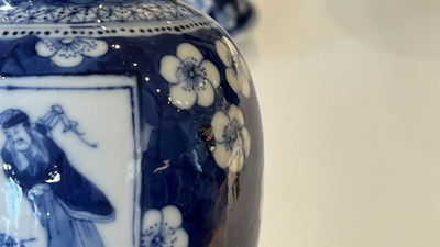 Een Chinees blauw-wit kaststel van vijf vazen, Kangxi merk, 19e eeuw