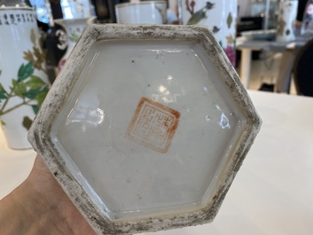 Quatre porte-chapeaux et un vase en porcelaine de Chine qianjiang cai, 19/20&egrave;me