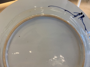Plat en porcelaine de Chine en bleu et blanc &agrave; d&eacute;cor de deux dames dans un jardin, Yongzheng