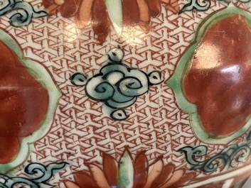 Een Chinese Swatow kendi met ornamentaal decor, Ming