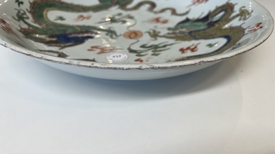 Plat en porcelaine de Chine famille verte &agrave; d&eacute;cor de deux dragons, marque de Chenghua, Kangxi
