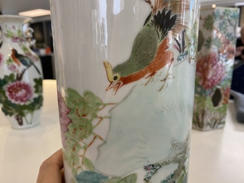 Quatre porte-chapeaux et un vase en porcelaine de Chine qianjiang cai, 19/20&egrave;me