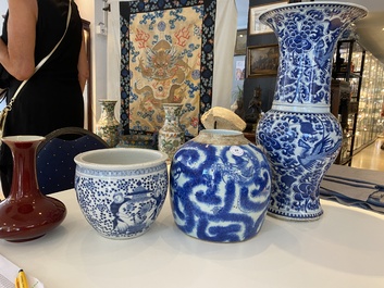 Trois vases en porcelaine de Chine en bleu et blanc et un en rouge monochrome, 19&egrave;me