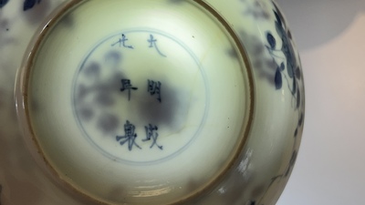 Een paar Chinese blauw-witte koppen en schotels, Chenghua merk, Kangxi
