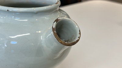 Een paar blauw-witte Engelse Delftware siroopkannen, wellicht Londen, vroeg 18e eeuw