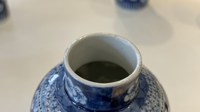 Garniture de cinq vases en porcelaine de Chine en bleu et blanc, marque de Kangxi, 19&egrave;me