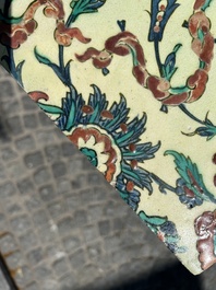 Een Iznik tegel met decor van wolken en bloemen, Turkije, 2e helft 16e eeuw