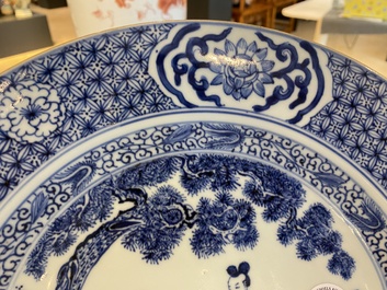 Plat en porcelaine de Chine en bleu et blanc &agrave; d&eacute;cor de deux dames dans un jardin, Yongzheng