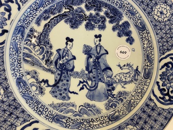 Plat en porcelaine de Chine en bleu et blanc &agrave; d&eacute;cor de deux dames dans un jardin, Yongzheng