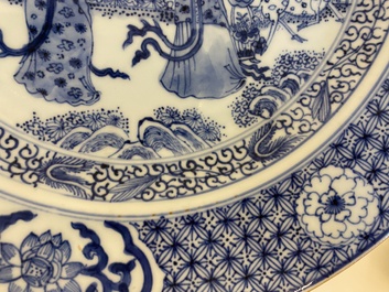 Plat en porcelaine de Chine en bleu et blanc &agrave; d&eacute;cor de deux dames dans un jardin, Yongzheng