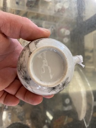 Une bo&icirc;te &agrave; th&eacute; et une verseuse couverte en porcelaine de Chine &agrave; d&eacute;cor de faisans en grisaille et rouge de fer, Yongzheng