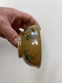 Paire de bols en porcelaine de Chine famille rose &agrave; d&eacute;cor de sauterelles sur fond caf&eacute; au lait, marque et &eacute;poque de Daoguang