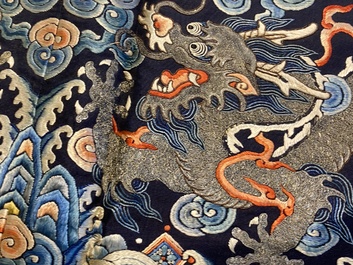 Panneau en soie brod&eacute;e aux fils d'or et d'argent &agrave; d&eacute;cor de dragons, Chine, Qing
