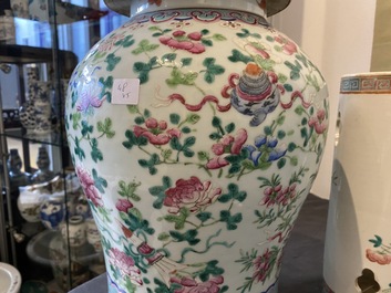 Quatre vases en porcelaine de Chine famille rose et un pot couvert en bleu et blanc sur fond c&eacute;ladon, 19&egrave;me