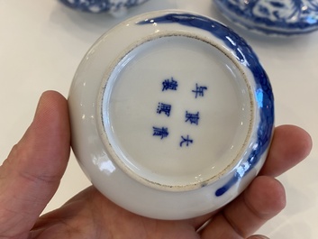 Twee Chinese blauw-witte doosjes voor zegelpasta en een driepotige wierookbrander, 19/20e eeuw