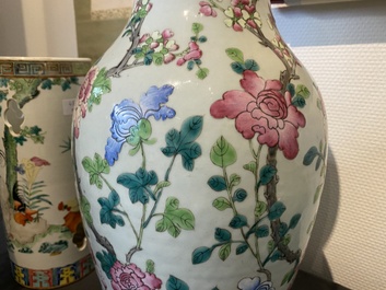 Quatre vases en porcelaine de Chine famille rose et un pot couvert en bleu et blanc sur fond c&eacute;ladon, 19&egrave;me