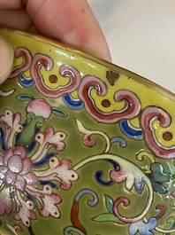 Bol en porcelaine de Chine famille rose sur fond vert d'olive, marque et &eacute;poque de Daoguang