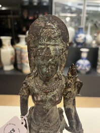 Een Javaanse bronzen sculptuur van de godin Dewi Tara, Majapahit koninkrijk, Indonesi&euml;, wellicht 14e eeuw
