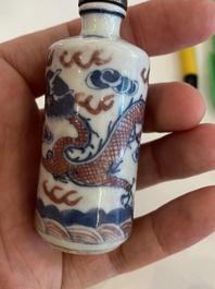 Six tabati&egrave;res en porcelaine de Chine &agrave; d&eacute;cor de dragons et de lions bouddhistes, 19/20&egrave;me