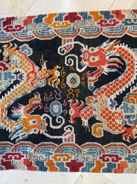 Een Tibetaans tapijt met twee draken bij de vlammende parel, 19e eeuw