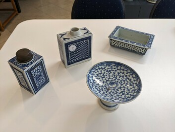 13 pi&egrave;ces en porcelaine de Chine en bleu et blanc, 18/20&egrave;me