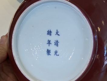 Een Chinees monochroom koperrood bord, Guangxu merk en periode