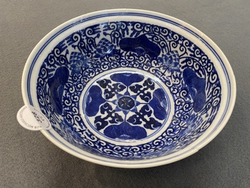 Trois plats et deux bols en porcelaine de Chine famille rose et en bleu et blanc, Qianlong et post&eacute;rieur
