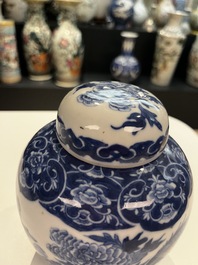 Un pot &agrave; pinceaux et un plat en porcelaine de Chine famille rose et une paire de pots couverts en bleu et blanc, 19/20&egrave;me