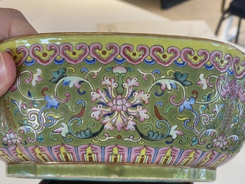 Bol en porcelaine de Chine famille rose sur fond vert d'olive, marque et &eacute;poque de Daoguang