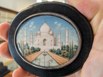 Ecole indienne: Onze miniatures au sujet du Taj Mahal avec les portraits du Shah Jaha et sa femme Mumtaz Mahal, d&eacute;but du 20&egrave;me