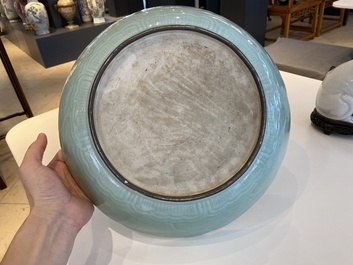 Plat en porcelaine de Chine en c&eacute;ladon &agrave; d&eacute;cor d'un lotus, Qianlong