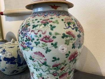 Quatre vases en porcelaine de Chine famille rose et un pot couvert en bleu et blanc sur fond c&eacute;ladon, 19&egrave;me