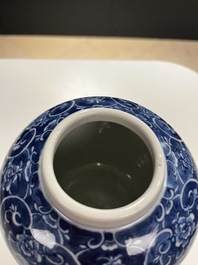 Un pot &agrave; pinceaux et un plat en porcelaine de Chine famille rose et une paire de pots couverts en bleu et blanc, 19/20&egrave;me