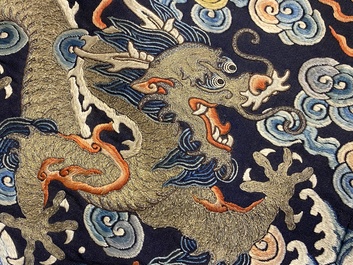 Een Chinees met goud- en zilverdraad geborduurd zijden paneel met draken, Qing
